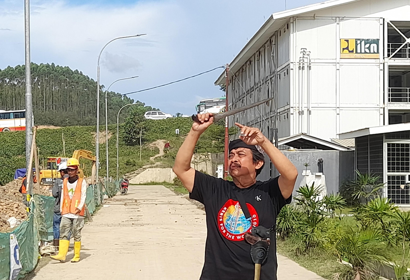 LANGIT IKN CERAH: Romo Ilham beraksi menyarang hujan dengan keris singkir lurus tangguh Blambangan dan keris tangguh Madiun luk songo.&nbsp;