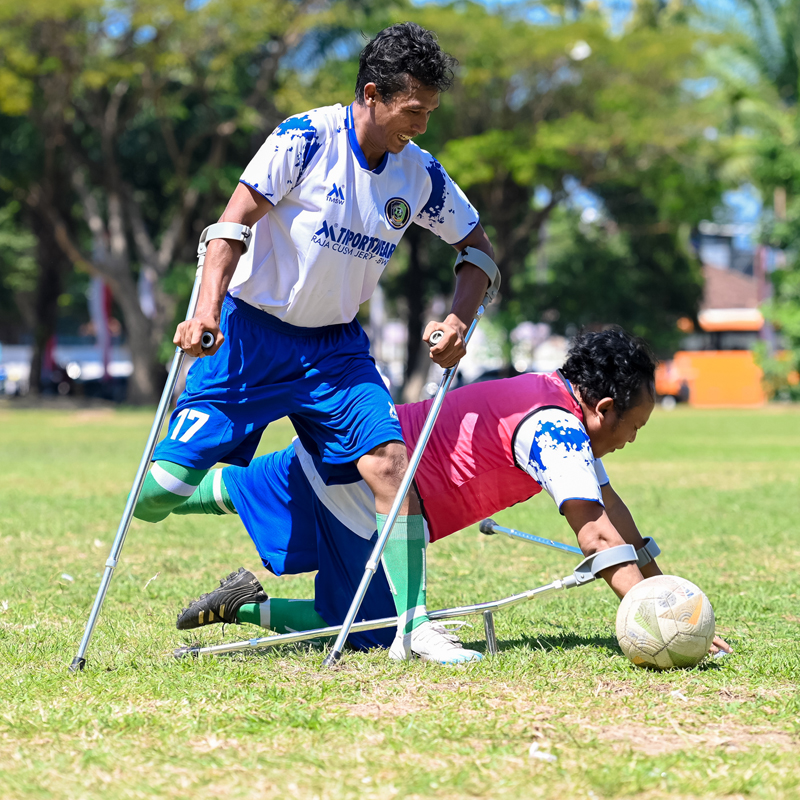 PAKAI KRUK: Pemain Persawangi (Persatuan Sepak Bola Amputasi Banyuwangi) berlatih di Taman Blambangan untuk persiapan kejuaraan Piala Menpora di Malang pada Desember mendatang.