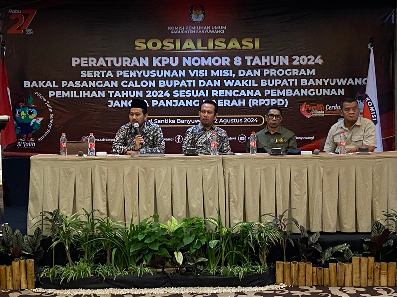 SONGSONG PENDAFTARAN PASLON: Peserta asal lintas elemen mengikuti sosialisasi persiapan penyusunan visi dan misi paslon yang digelar KPU di Hotel Santika Banyuwangi pada Jumat (2/8).