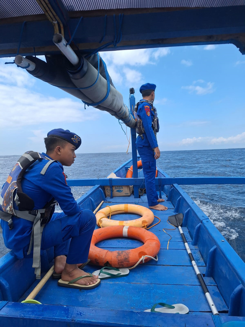 DIHENTIKAN: Aipda Erman Bripka Suma dan&nbsp; Briptu Bintang melakukan penyisiran di perairan selatan TN AP dengan menggunakan perahu nelayan pada Sabtu (3/8)