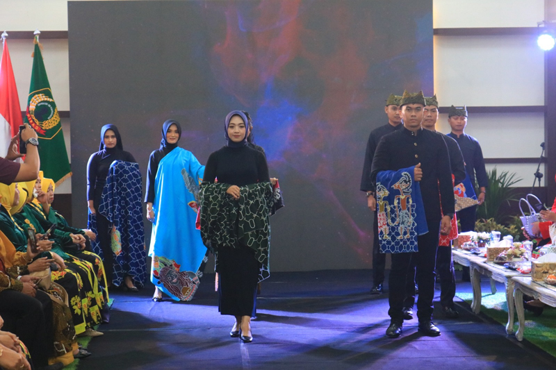 PERAGAAN BUSANA: Warga binaan Lapas Banyuwangi menampilkan karya batik motif baru yang sudah mendapatkan HAKI dalam pergelaran peragaan busana batik, Jumat lalu (2/8).
