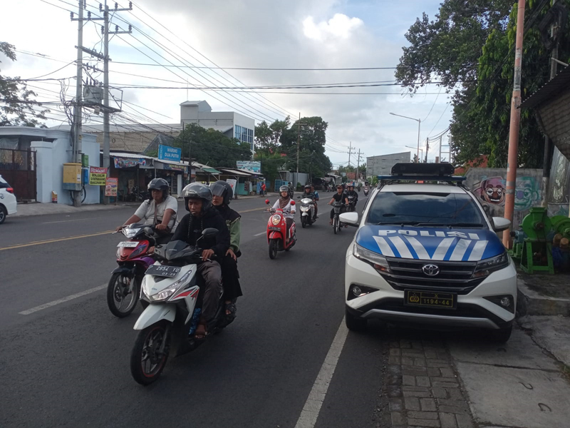 STANDBY: Mobil incar Satlantas yang dilengkapi kamera ETLE standby di Jalan Gatot Subroto, Banyuwangi, Minggu (4/8).