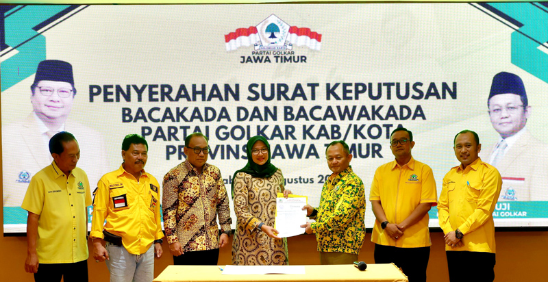 KANTONGI REKOM: Pasangan Ipuk Fiestiandani-Mujiono menerima surat rekomendasi pencalonan bacabup-bacawabup dari Ketua DPD Golkar Jatim Sarmuji di Surabaya, Minggu (4/8).
