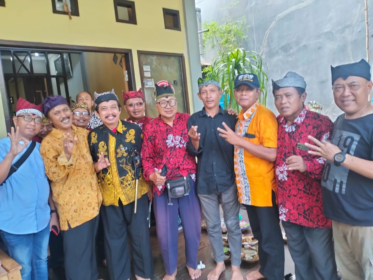 JADI SELEBRITIS DADAKAN: Selama berada di markas Ikawangi Balikpapan, Ilham jadi rebutan untuk foto bersama.&nbsp;
