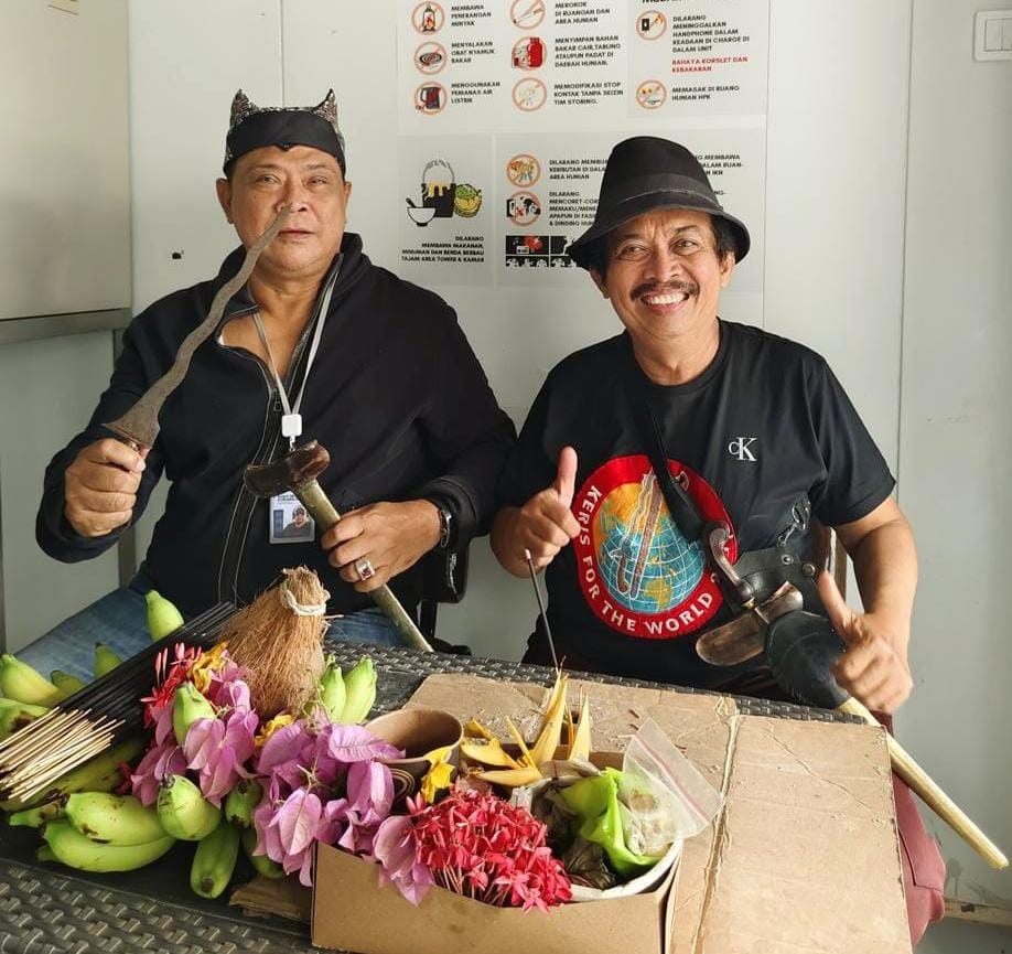 LARE OSENG: Dody Iwa Kusumawijaya (kiri) menghunus keris milik Ilham saat berkunjung di pos IKN. Kehadiran Ilham dinilai sangat membantu progres pembangunan proyek 2.000 rumah susun.