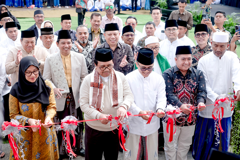 LAUNCHING: Bupati Ipuk Fiestiandani (kiri), Ketua MA Prof Dr H Muhammad Syarifudin SH MH Menpan RB H Abdullah Azwar Anas, Direktur Diktis Kemenag RI Prof Dr H Ahmad Zainul Hamdi