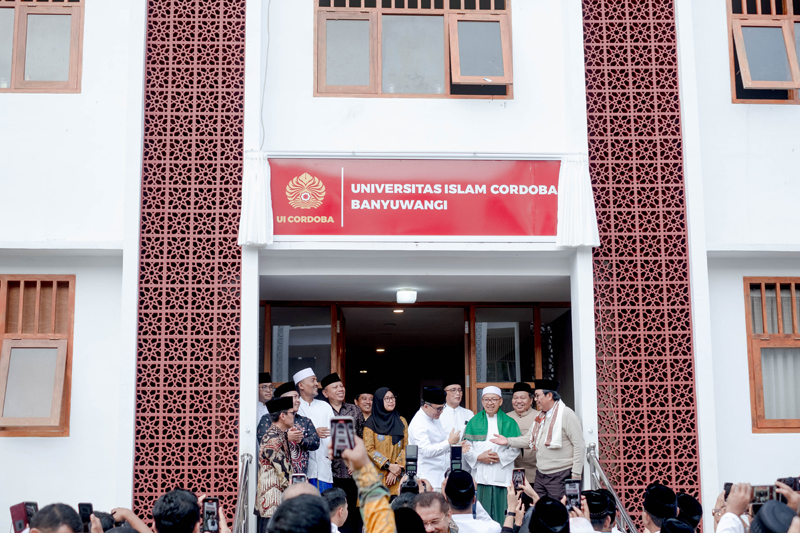 RESMI BERDIRI: Ketua MA Prof Dr H Muhammad Syarifudin SH MH usai membuka papan nama Universitas Islam Cordoba disaksikan Menpan RB H Abdullah Azwar Anas, Ketua MUI KH Muhaimin, Bupati Banyuwangi Ipuk