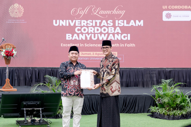 PENGESAHAN: Direktur Diktis Kemenag RI Prof Dr H Ahmad Zainul Hamdi (kiri) menyerahkan SK berdirinya Universitas Islam Cordoba dengan empat fakultas dan tujuh prodi pada ketua Yayasan Pondok Pesantren