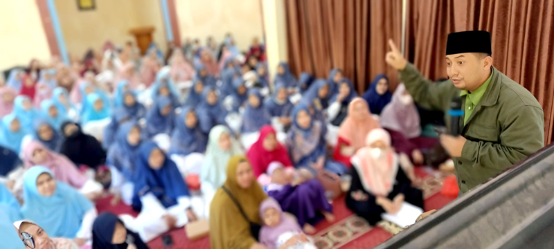 BERI MOTIVASI: H Moh. Habibie MPd saat mempresentasikan penggunaan AI Tahfiz Quran di Masjid Al Uswah, Mberan, Banyuwangi pada Sabtu (3/8).