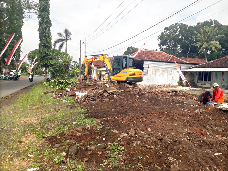 ALAT BERAT: Jalan sisi barat di Desa Dasri, Kecamatan Tegalsari mulai diperlebar menggunakan alat berat Senin (5/8).