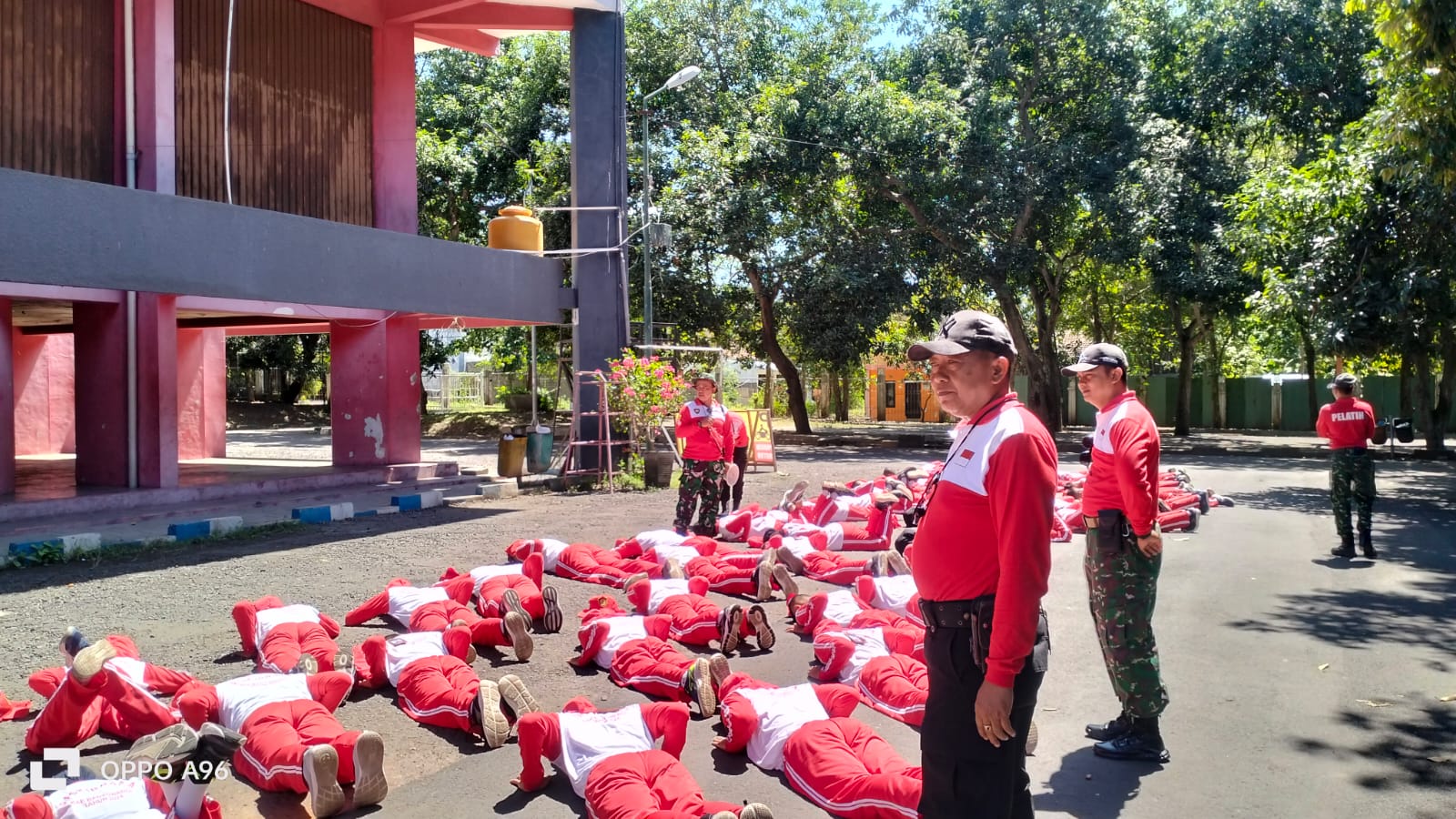 PUSH-UP: Puluhan anggota paskibraka menjalani latihan fisik di GOR Tawangalun Banyuwangi Senin (5/8).