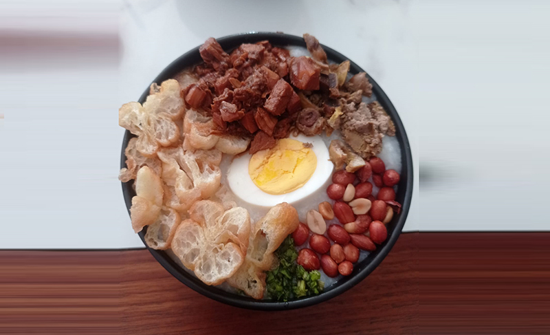 Bubur ayam di Resto Tanoshimi Banyuwangi memuaskan karena sangat lengkap isi topingnya.