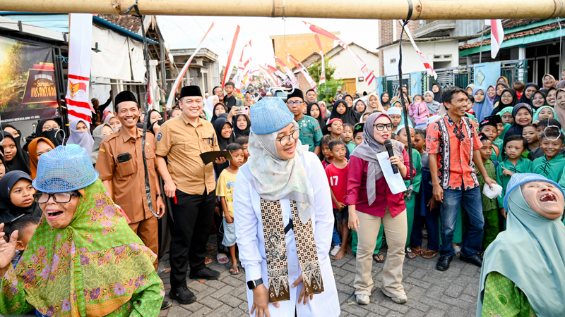 SERU: Bupati Ipuk mengikuti lomba topi kait bersama ibu-ibu di Desa Labanasem, Kecamatan Kabat, Selasa (6/8).