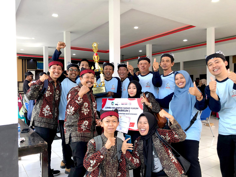 PRESTISIUS: Kepala Desa Pondok Nongko Kecamatan Kabat, Hamdan Ramahurmuzi dan tim mengangkat piala juara 1 lomba Kadarkum yang digelar di Kantor Desa Bomo Kecamatan Blimbingsari Rabu (7/8)