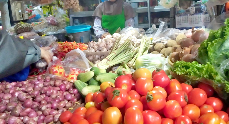 FLUKTUATIF: Harga komoditas tomat dan bawang merah turun di Pasar Genteng 1 dan 2, Desa Genteng Kulon, Kecamatan Genteng Rabu (7/8).