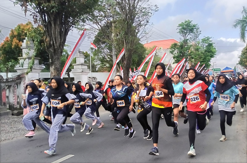KEGIATAN: Lomba lari salah satu rangkaian kegiatan Agustusan di wilayah Kecamatan Genteng membuat arus lalu lintas terganggu Rabu (7/8).