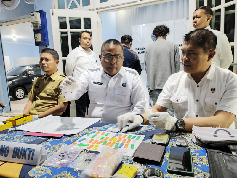 RILIS TANGKAPAN: Pelaksana P4GN Kombespol Faisol Wahyudi bersama Kasatnarkoba Kompol M. Khoirul Hidayat dan Plt Kepala Bakesbangpol Agus Mulyono menunjukkan BB narkoba dari tangan dua tersangka