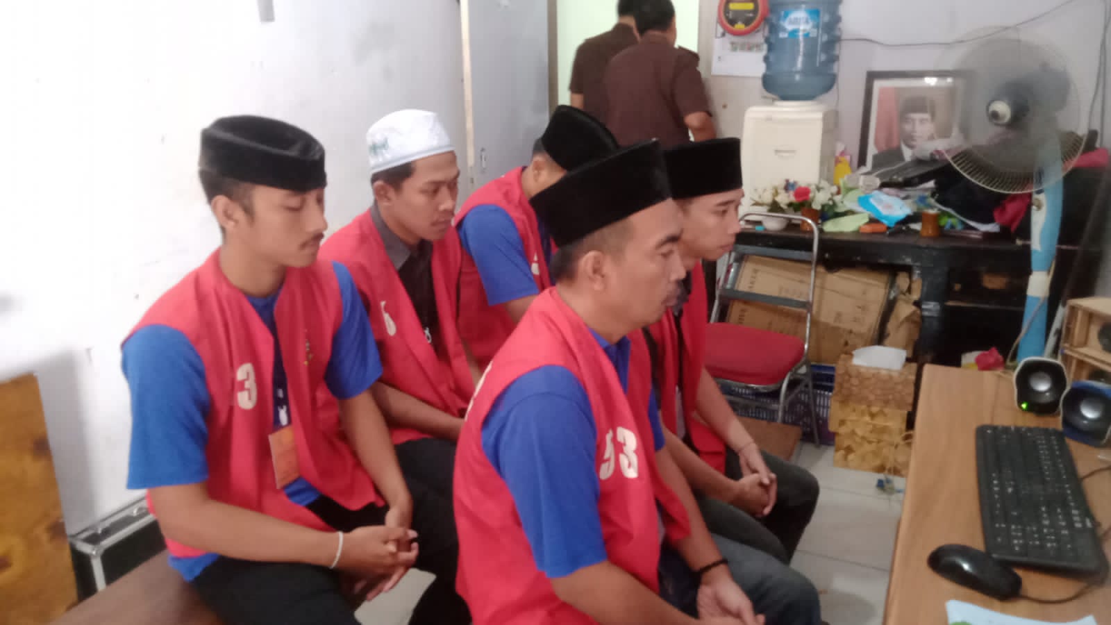 SIDANG ONLINE: Lima terdakwa kasus pengeroyokan yang menewaskan AYP menjalani sidang perdana di Pengadilan Negeri Banyuwangi (6/8).