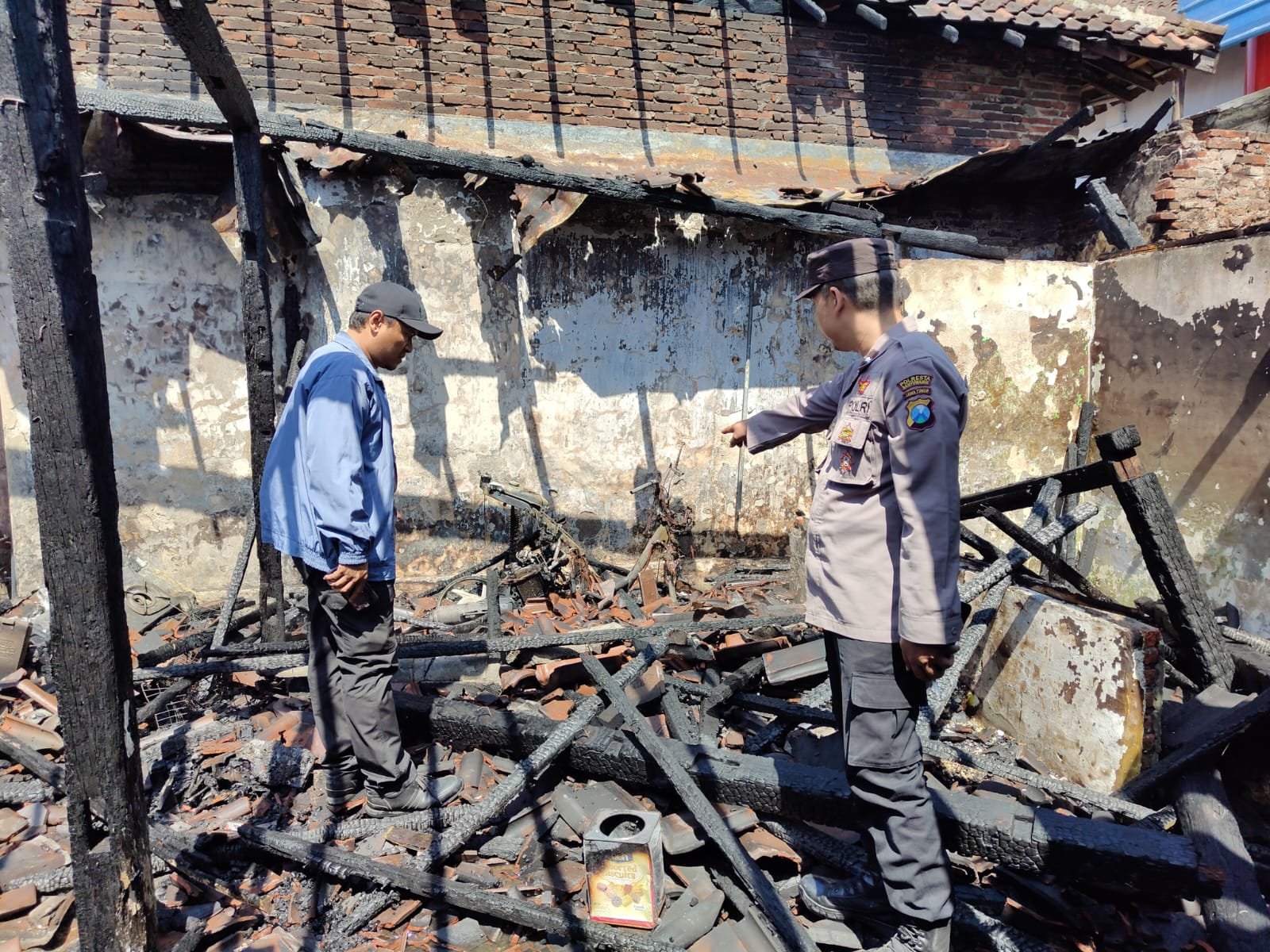 DILALAP API: Rumah milik Sumartiningsih di Kelurahan Panderejo hangus terbakar Rabu (7/8).