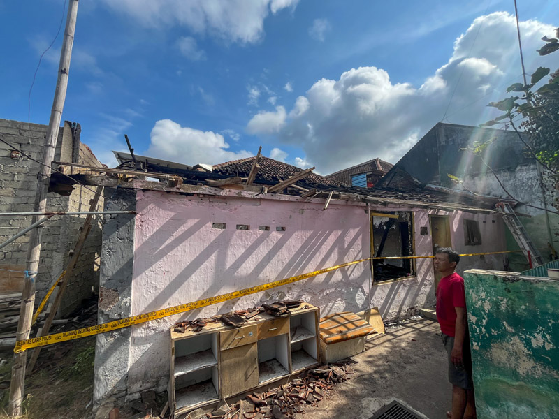 TIDAK DIASURANSIKAN: Kondisi rumah di Lingkungan Kemasan, Kelurahan Panderejo yang terbakar masih dipasangi garis polisi Kamis (8/8).