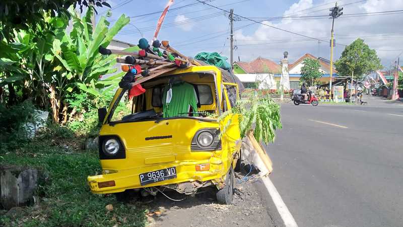 RINGSEK: Mobil Suzuki Pikap dan ringsek d ibagian depan setelah tabrakan di tikungan jalan simpang tiga Jembatan Wiroguno, Desa/Kecamatan Gambiran Kamis (8/8).