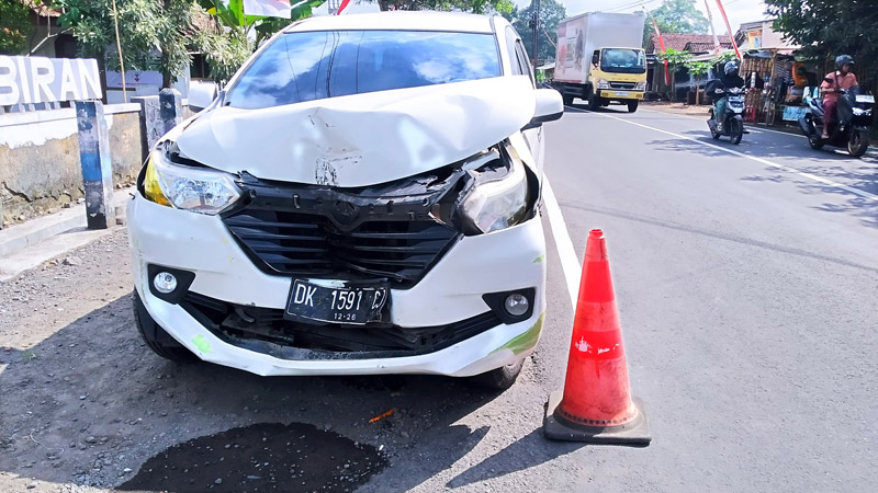 RINGSEK: Mobil Daihatsu Xenia ringsek d ibagian depan setelah tabrakan di tikungan jalan simpang tiga Jembatan Wiroguno, Desa/Kecamatan Gambiran Kamis (8/8).
