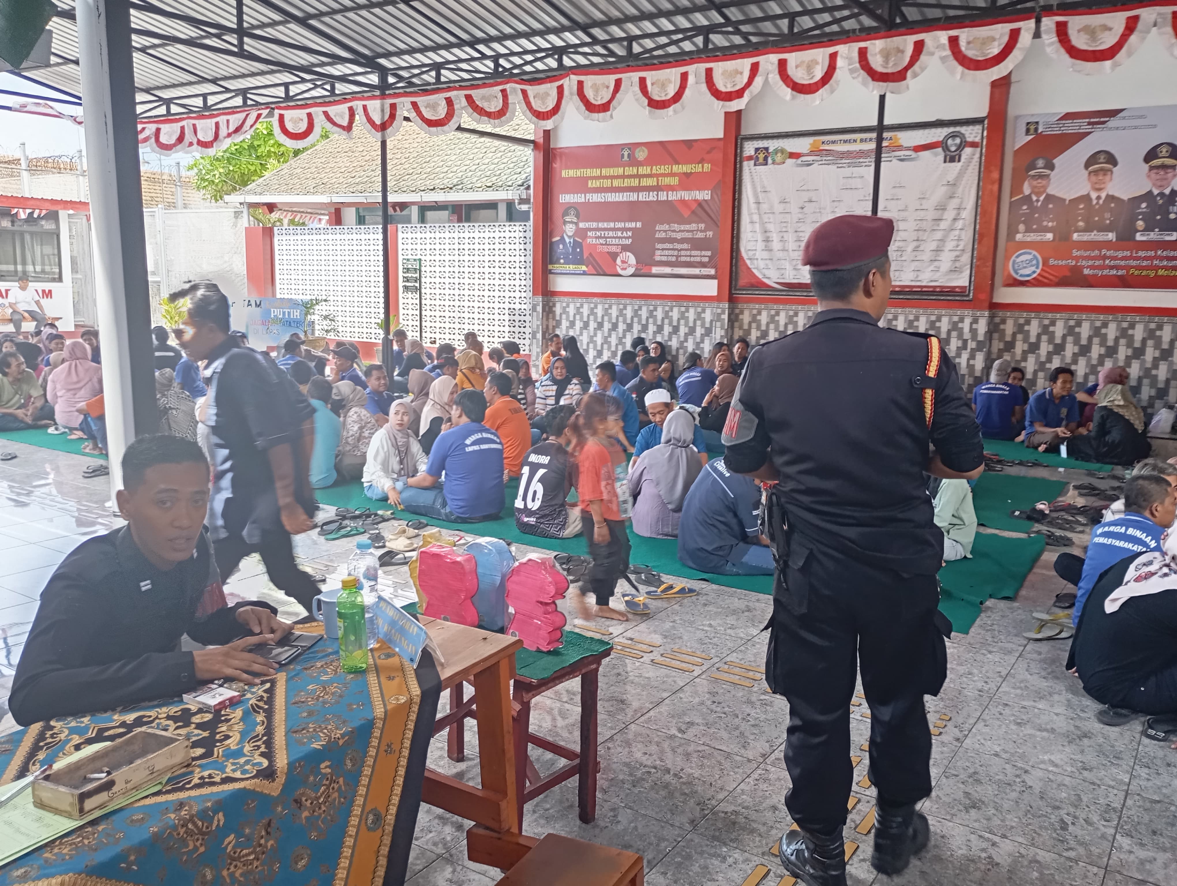 KUNJUNGAN: Sejumlah keluarga napi kasus narkoba dijenguk keluarganya di Lapas Kelas IIA Banyuwangi Kamis (8/8).