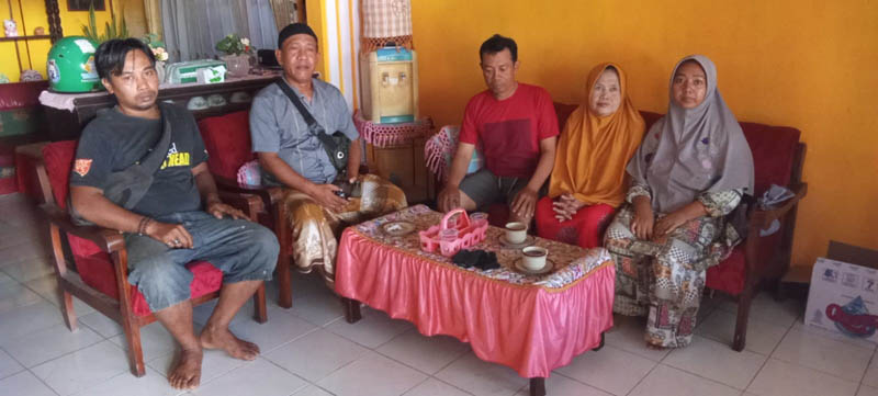 MEDIASI: Lurah Panderejo Muhammad Safi&rsquo;i (dua dari kiri) mempertemukan Sumartiningsih dan Yanto pascainsiden kebakaran rumah Kamis (8/8).