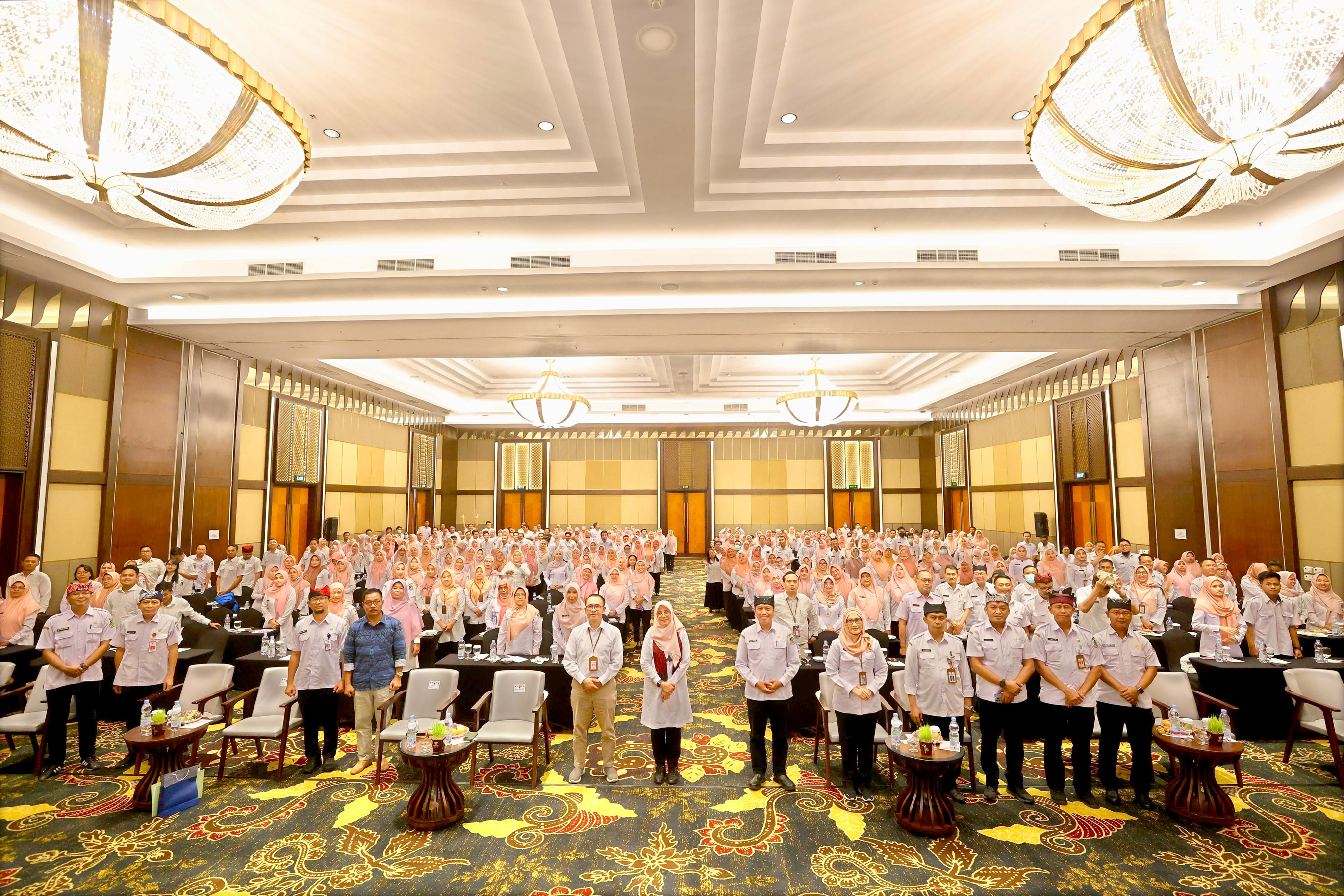 PEMBEKALAN: Bupati Ipuk Fiestiandani didampingi Plt Kepala Dinkes Amir Hidayat foto bersama ratusan PPPK kesehatan angkatan 2023 di eL Hotel Banyuwangi pada Rabu (7/8).