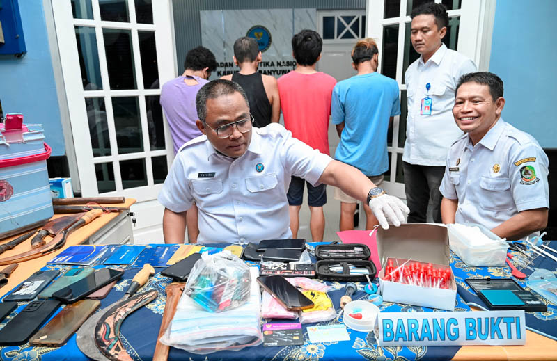PERANGI NARKOBA: Pelaksana P4GN Banyuwangi Kombespol Faisol Wahyudi membeber barang bukti narkoba dari tangan pengedar yang tertangkap di Muncar, empat hari lalu.