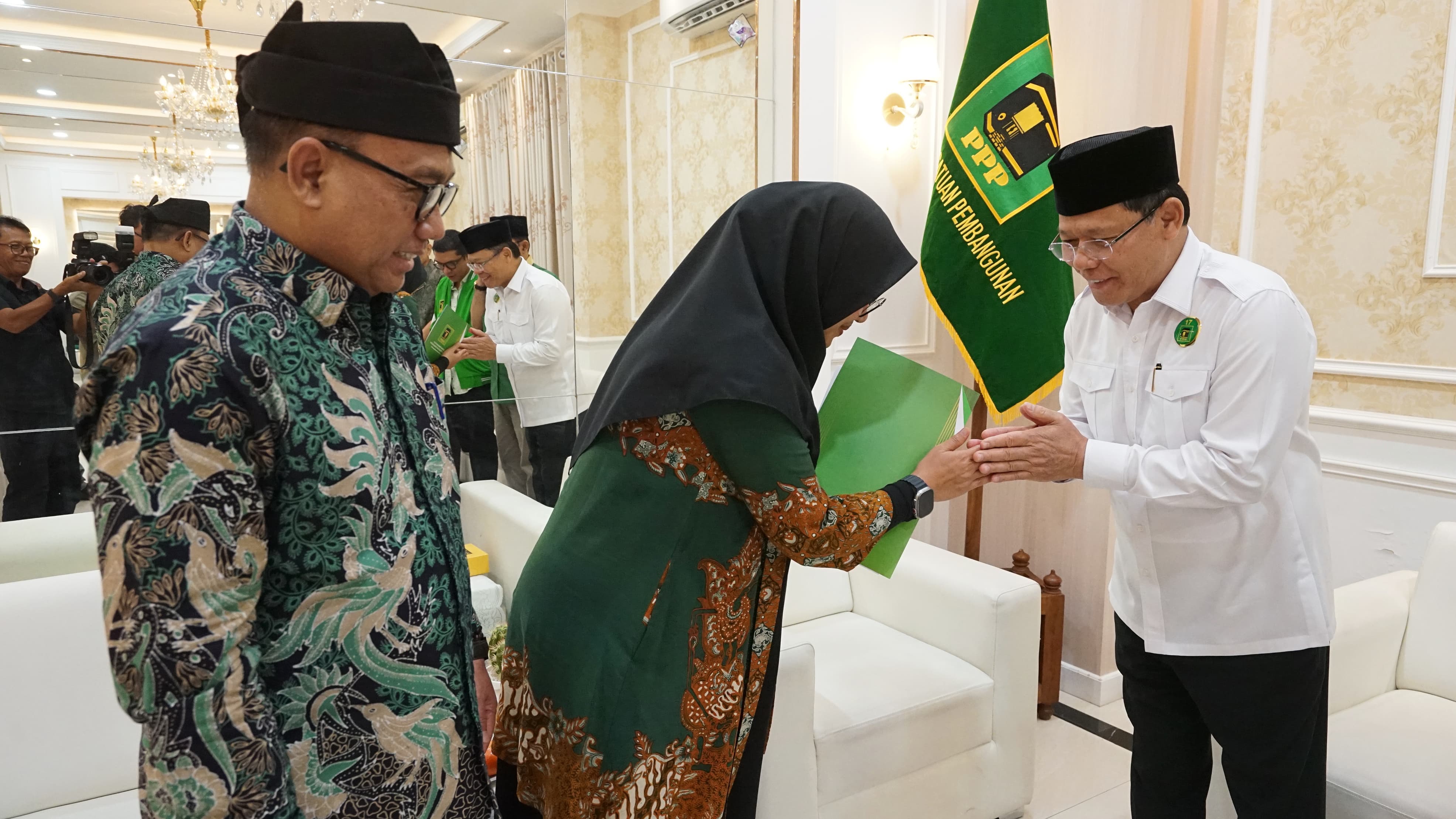 BERSALAMAN: Ipuk Fiestiandani didampingi Mujiono menerima rekomendasi dari Plt Ketum PPP Mardiono di Jakarta sore Jumat (9/8).