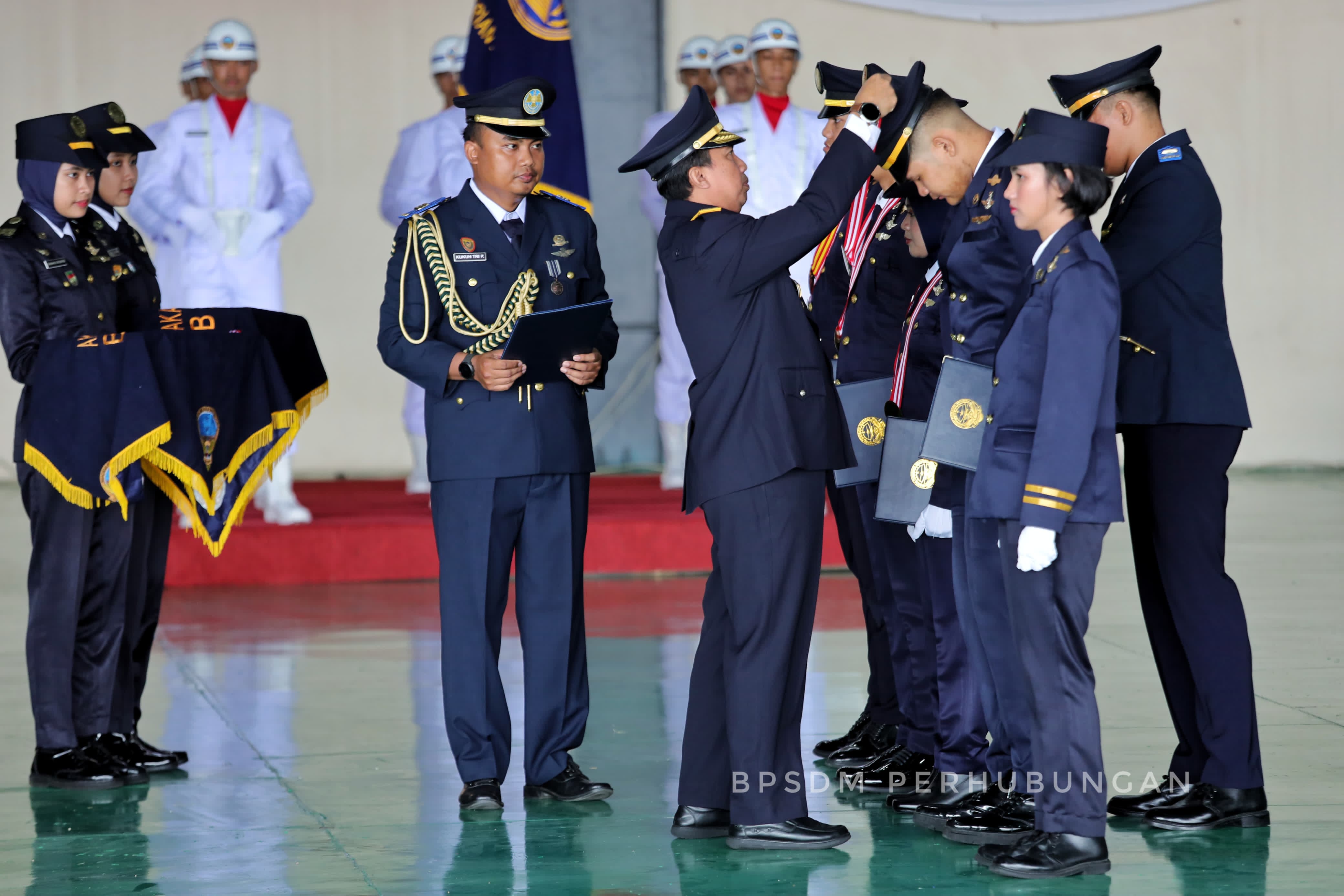 TERBAIK : Kepala PPSDMU Achmad Setiyo mewisuda secara simbolis lulusan terbaik Akademi Penerbang Indonesia (API) Banyuwangi pada Jumat (9/8/2024) di Kampus API Banyuwangi