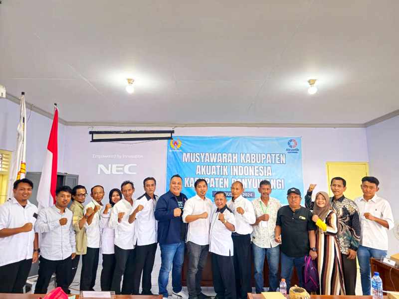 AKLAMASI: Aditya Ruli Delianto SH MKn kembali memimpin Akuatik Indonesia Pengkab Banyuwangi setelah muskab di kantor KONI Banyuwangi, Sabtu (10/8).