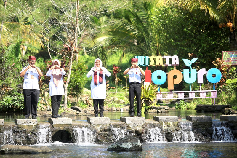 PELESTARIAN LINGKUNGAN: Bupati Ipuk didampingi Kepala Dinas PU Pengairan Guntur Priambodo (kanan) saat meluncurkan program Sekardadu 2024 di Wisata Jopuro, Desa Kampunganyar, Kecamatan Glagah