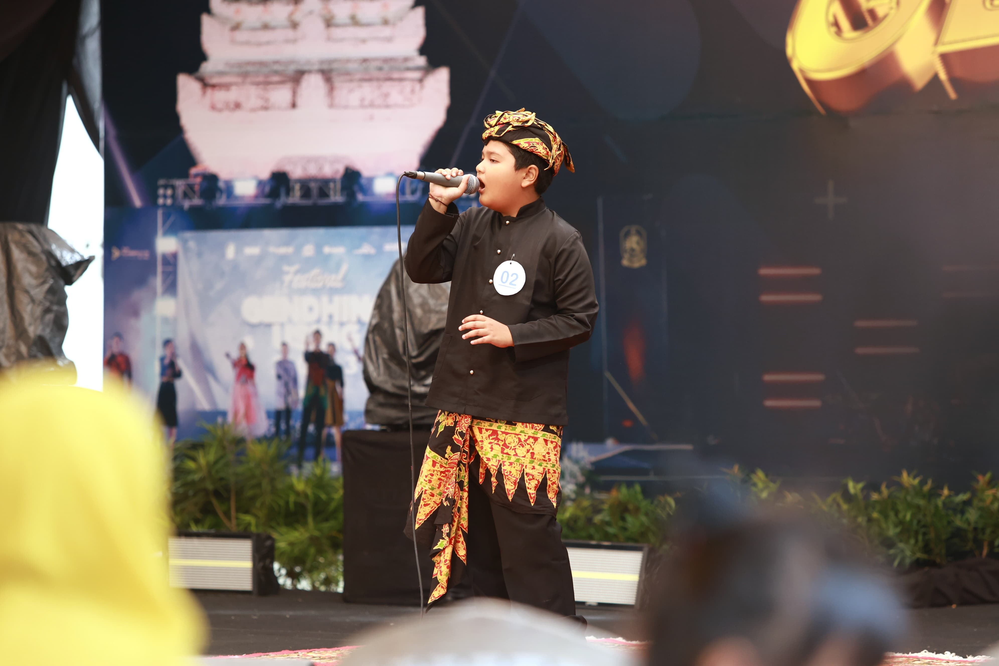 BERBAKAT: AMB menjadi ajang untuk melestarikan budaya Oseng khususnya bidang seni tarik suara