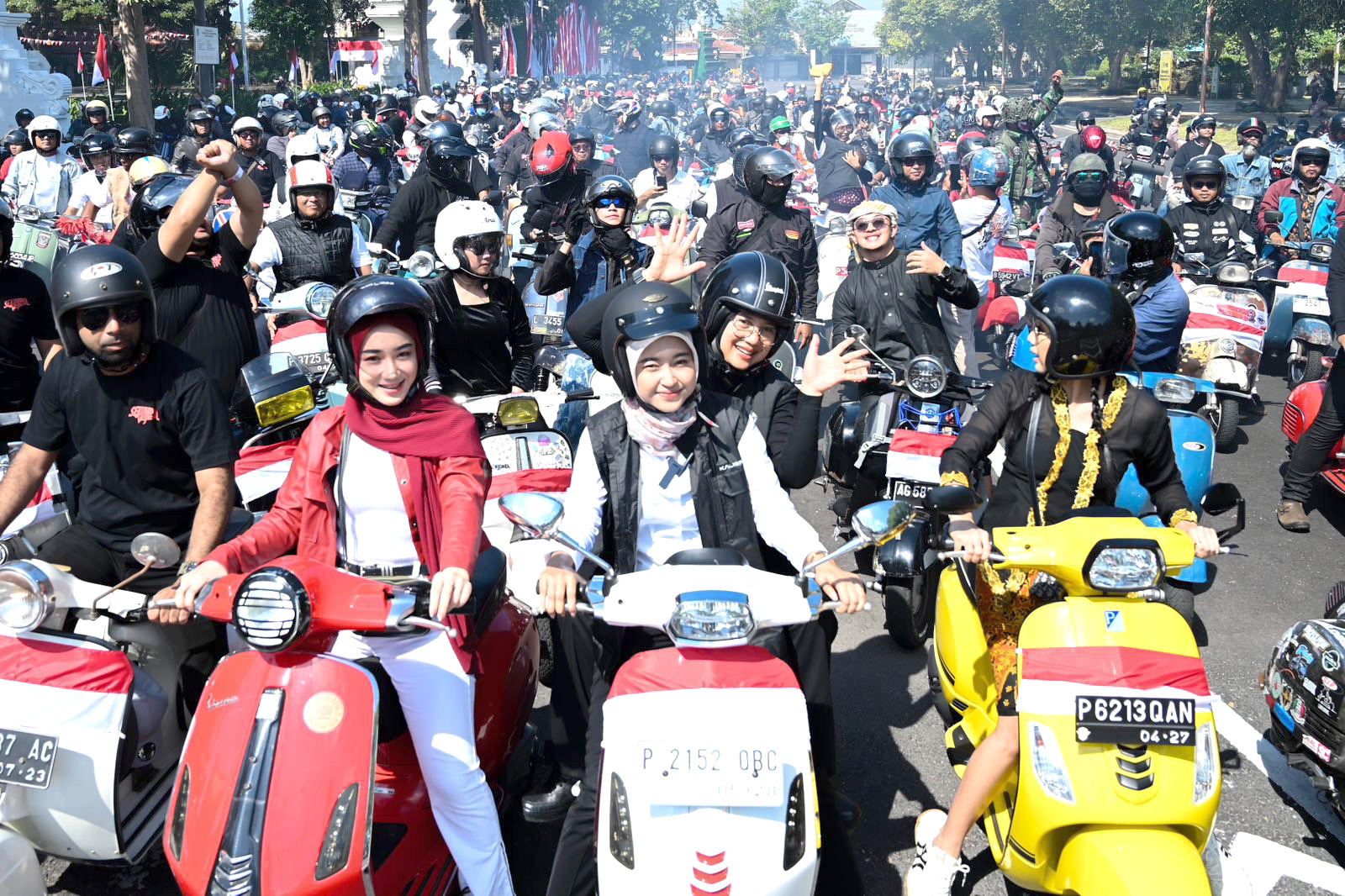 Bupati Ipuk bersama rombongan peserta touring Vespa di depan Pendapa Sabha Swagata Blambangan.