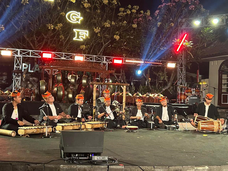 MEMUKAU: Grup Rebanana saat tampil di panggung konser gamelan Yogyakarta Gamelan Festival, Sabtu malam (10/8).