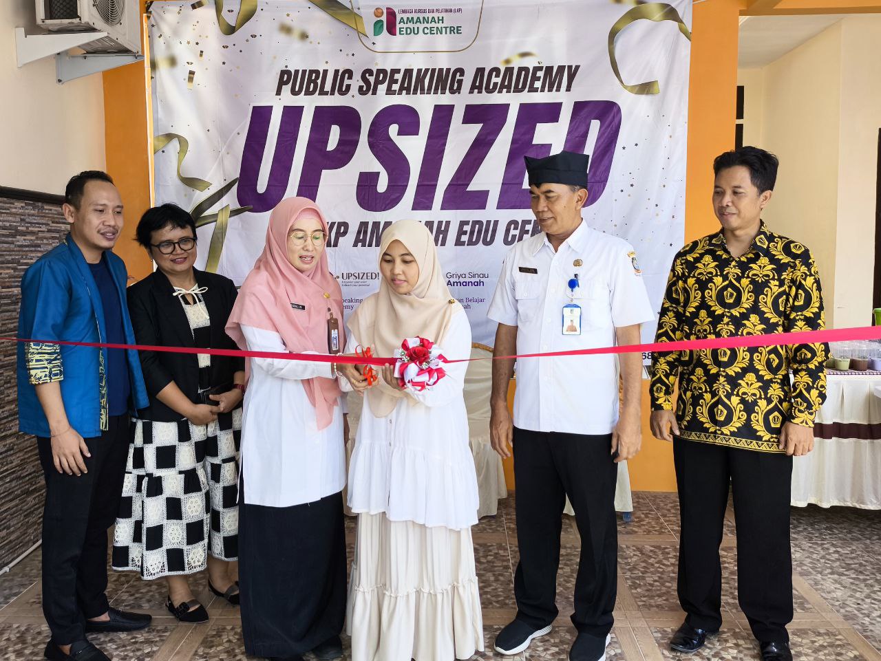 POTONG PITA: Kepala LKP Amanah Edu Centre Yunita Dwi Rokhani (tengah) bersama Kabid Dikmas Dispendik Banyuwangi Lina Kamalin (tiga dari kiri) didampingi Korwilkersatdik Kecamatan Banyuwangi Janoto (du