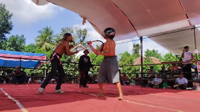TRADISIONAL: Peserta Tiban menunjukkan aksinya di atas panggung di Dusun/Desa/Kecamatan Bangorejo Minggu (11/8).