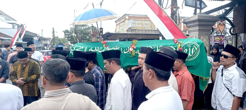PENGHORMATAN TERAKHIR: Rekan kerja dan masyarakat sekitar mengantarkan jenazah Ahmad Faishol menuju pemakaman umum di Dusun Tamansuruh, Desa Bangorejo, Minggu (11/8).
