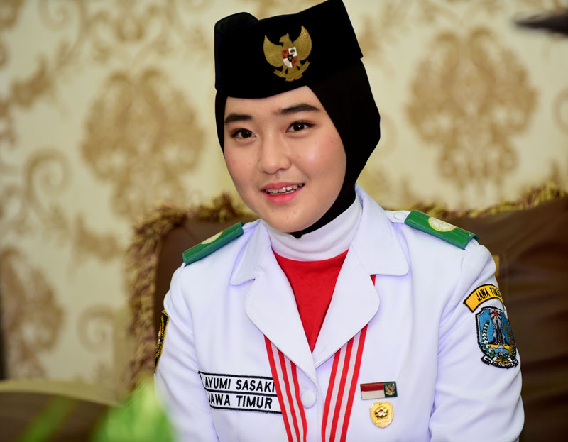 PEMBAWA BAKI: Ayumi Putri Sasaki saat menjadi anggota paskibraka nasional.