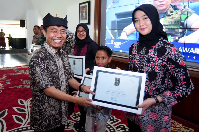 INSPIRATIF: Ayumi menerima penghargaan dari Jawa Pos Radar Banyuwangi untuk kategori Generasi Muda Berprestasi yang Mengharumkan Nama Daerah 2022.