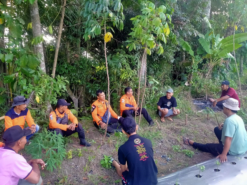 ISTIRAHAT: Anggota Basarnas Banyuwangi usai menyusuri Sungai Kalisetail untuk memncari Suroto yang diduga hanyut Senin (12/8)