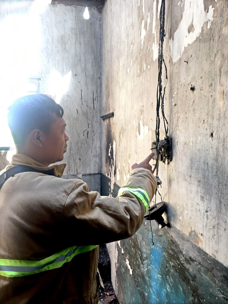 AWAL API: Anggota Damkarmat Sektor Genteng menunjukkan stop kontak sumber munculnya api di rumah yang berlokasi di Dusun Panjen, Desa Jambewangi, Kecamatan Sempu Senin (12/8).