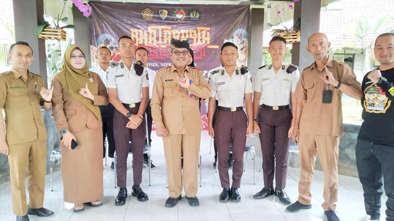 BERI SUARA: Kepala Smadatara Mujib (empat dari kiri) foto bersama ketua terpilih organisasi siswa beserta jajaran guru dan pengasuh di Lobi Smadatara, Desa Kembiritan, Kecamatan Genteng Senin (12/8).