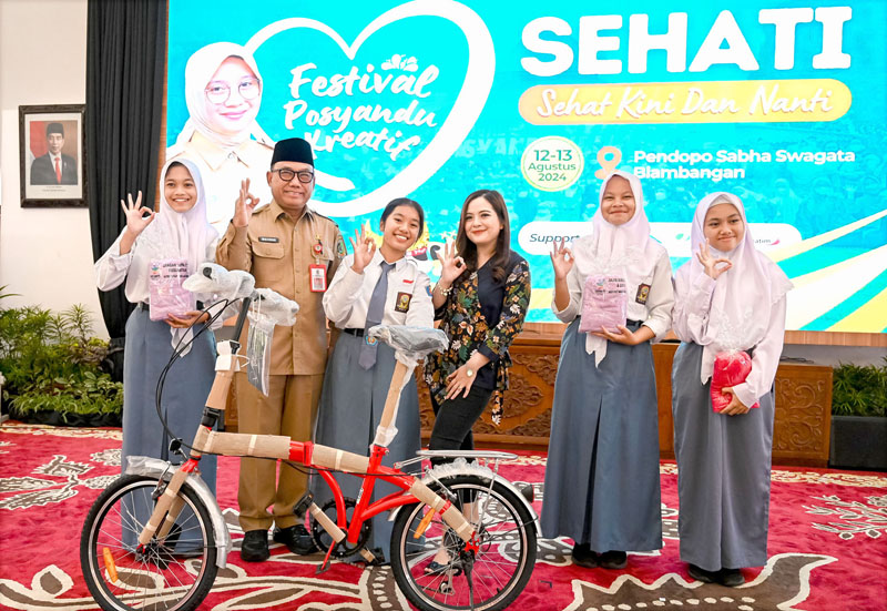 SEMRINGAH: Sekkab Mujiono foto bersama pemenang door prize.