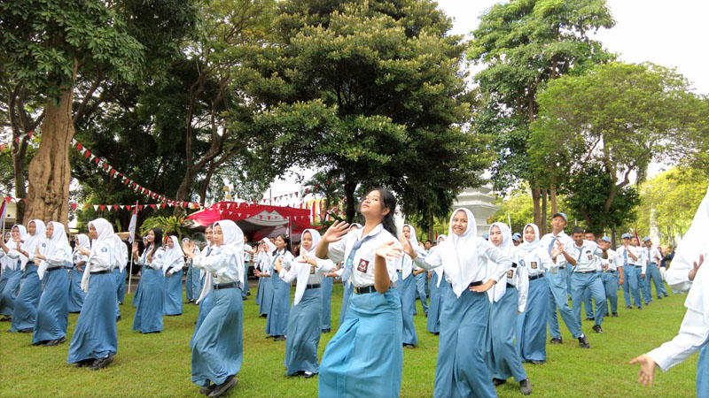 PEMANASAN: Ratusan siswa mengikuti senam bersama sebelum bincang sehat.