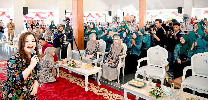 NARASUMBER: Tasya Kamila menyampaikan tips dan sharing pengalaman bersama para peserta bincang sehat dalam rangkaian Festival Posyandu Kreatif di Pendapa Sabha Swagata Blambangan.