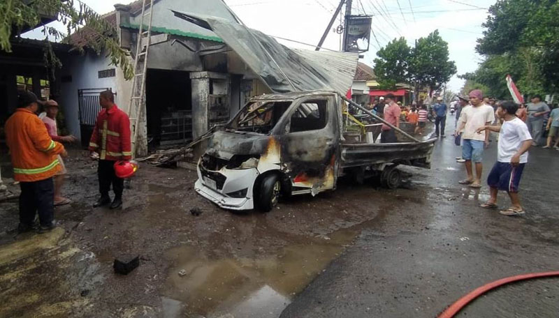 TAK BISA DISELAMATKAN: Satu unit mobil pikap Daihatsu Gran Max ikut terbakar di pom mini Desa Purwoasri, Tegaldlimo, Selasa (13/8).