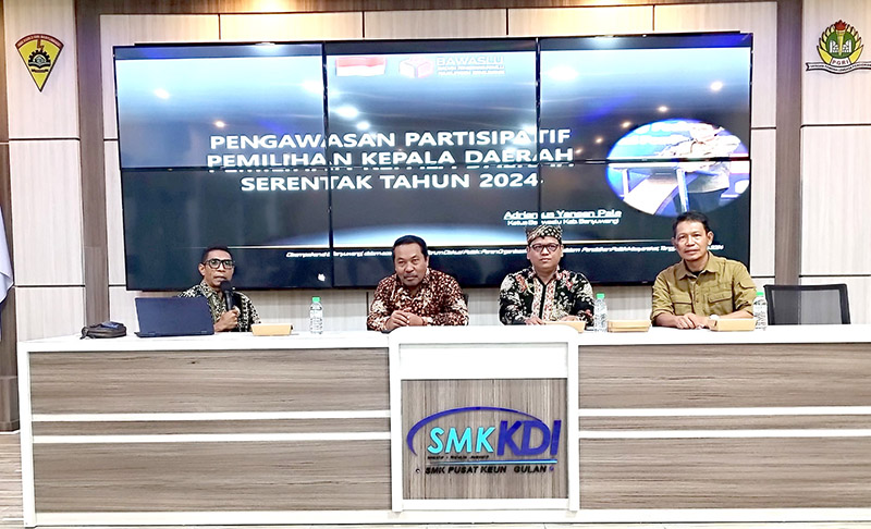 (Dari kiri) Adrianus Yansen Pale, Achmad Wahyudi, moderator Elly Irwan Suryanto, dan Agus Mulyono pada kegiatan pendidikan politik di aula SMK PGRI 2 Giri, Senin (12/8).